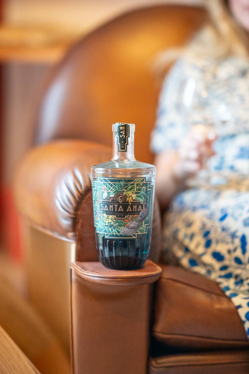 Club armchair with armrest box