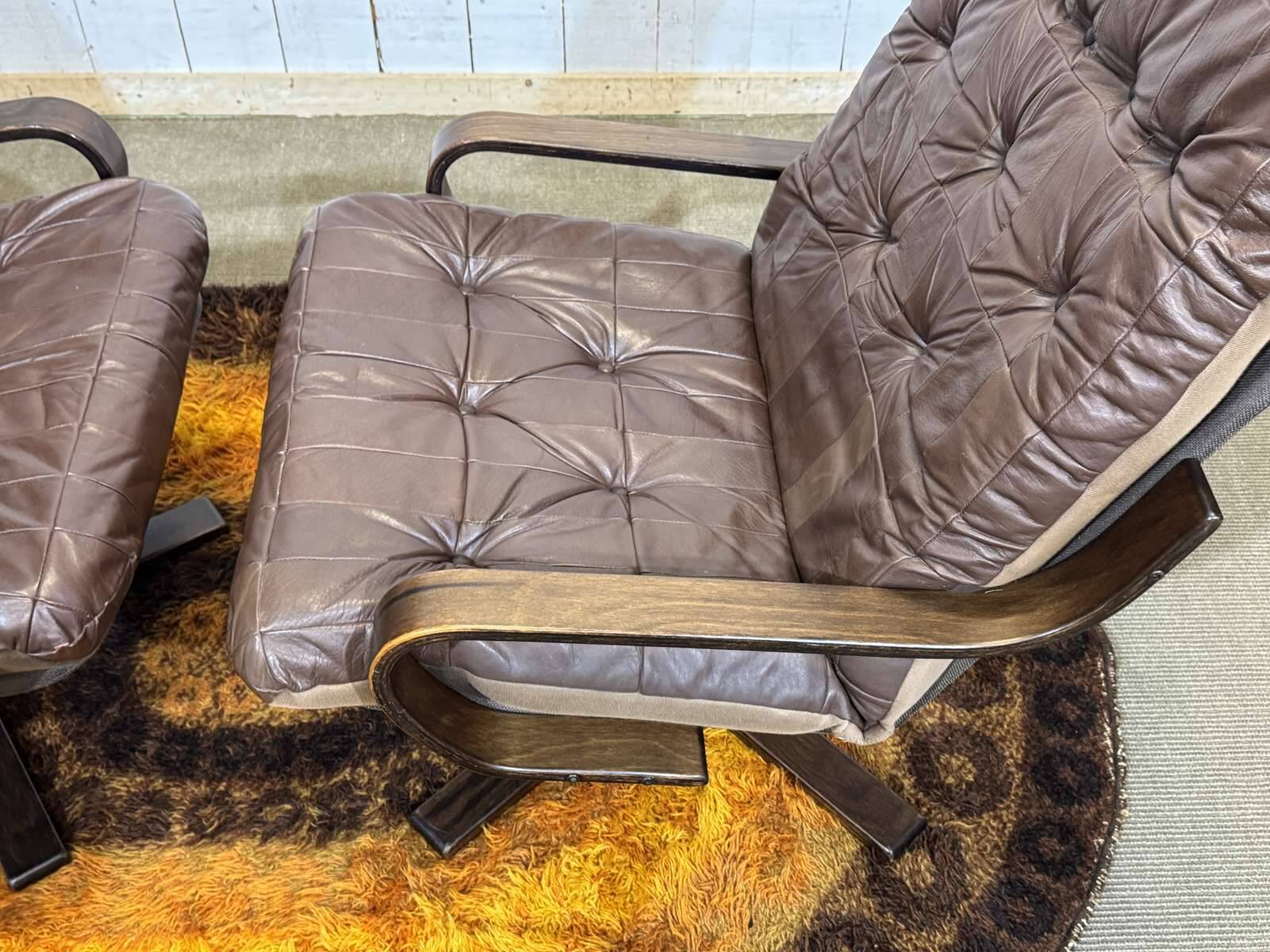 Pair of Norwegian swivel armchairs in leather and beech from the 1970s.