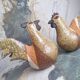 Paire de sculptures vintage coq et poule en grès, décoration artisanal