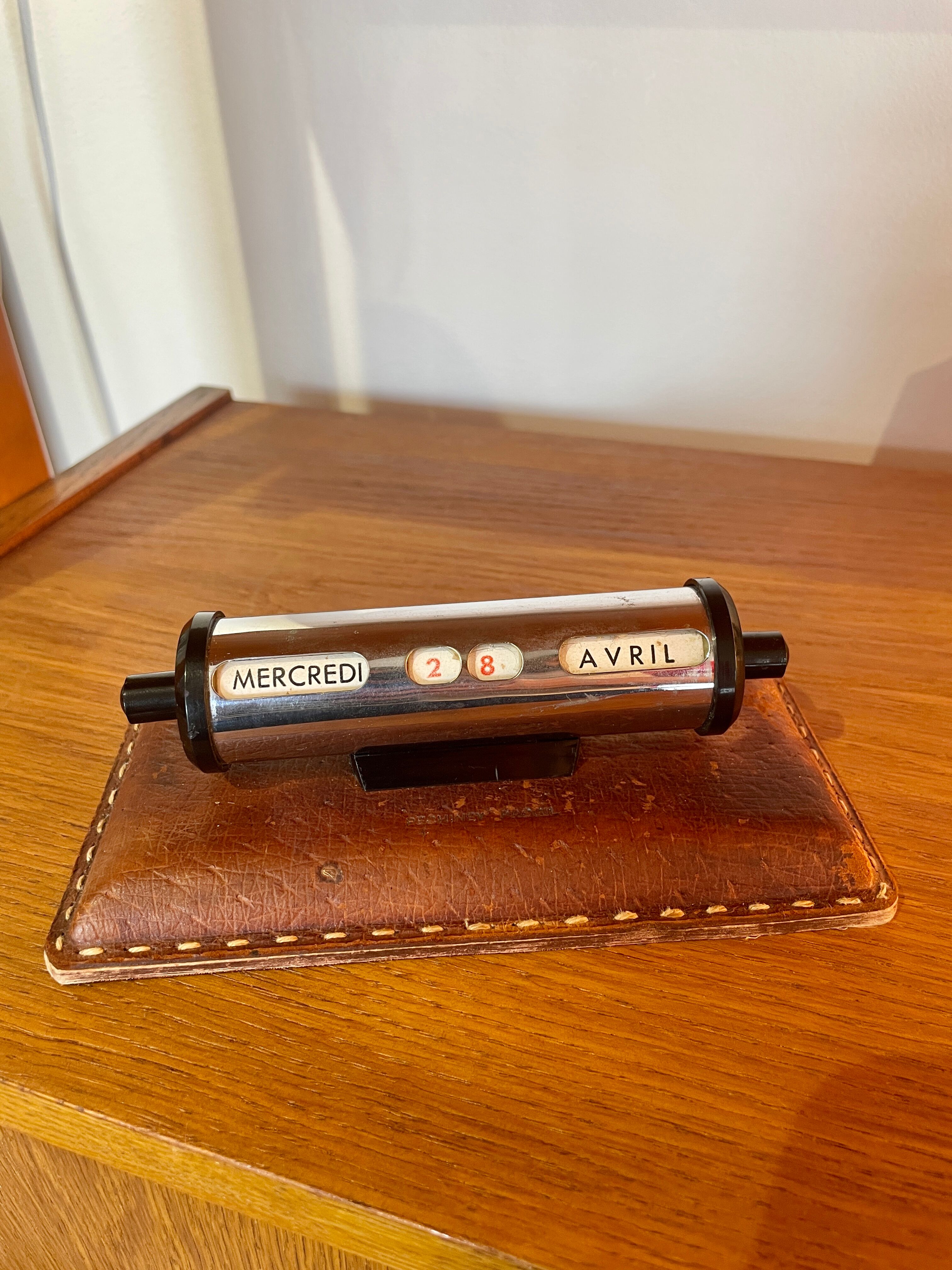 Perpetual calendar in leather and chrome