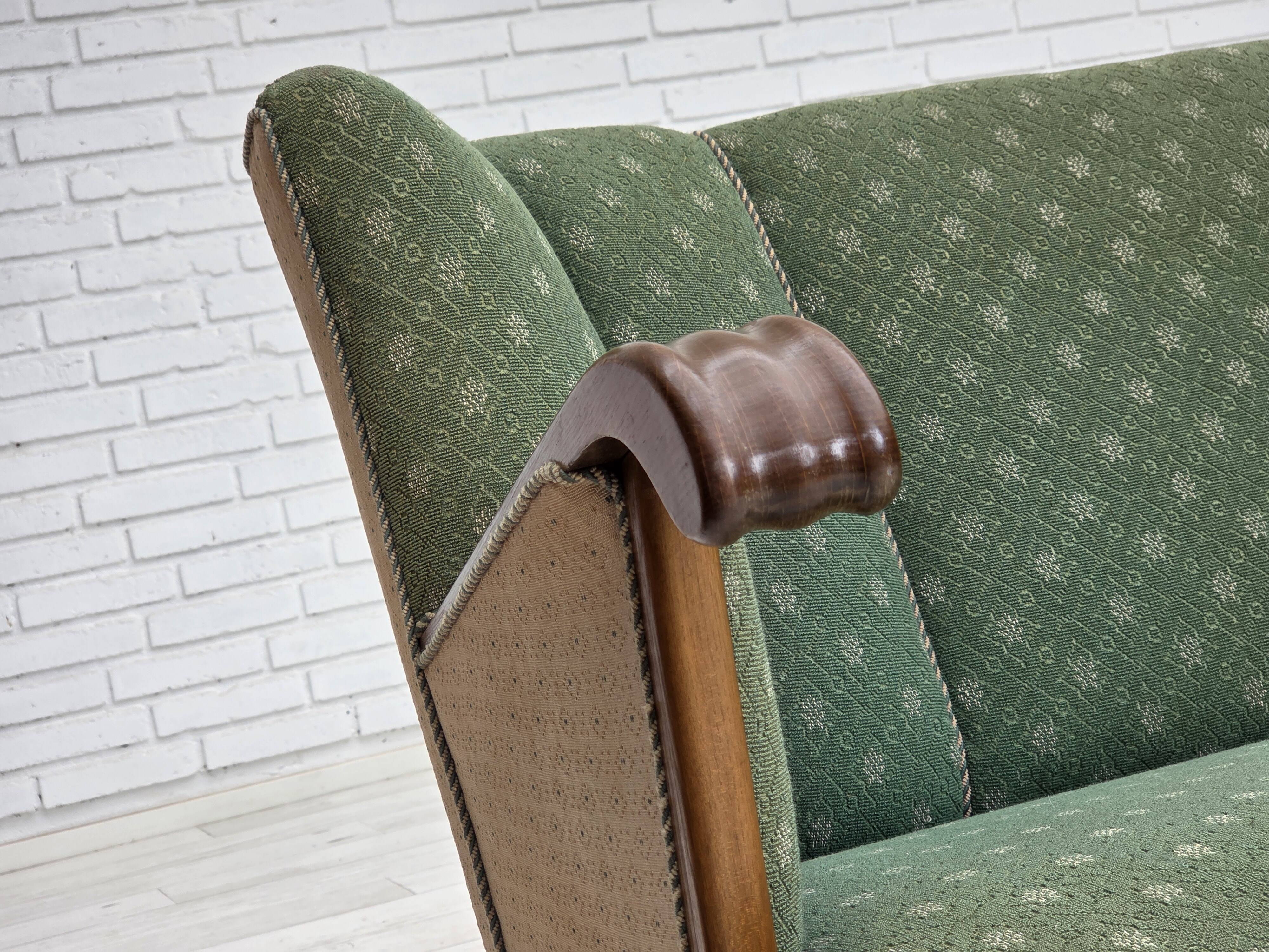 Canapé danois 3 places des années 1950, tissu en laine d'ameublement vert/beige, bois de chêne.