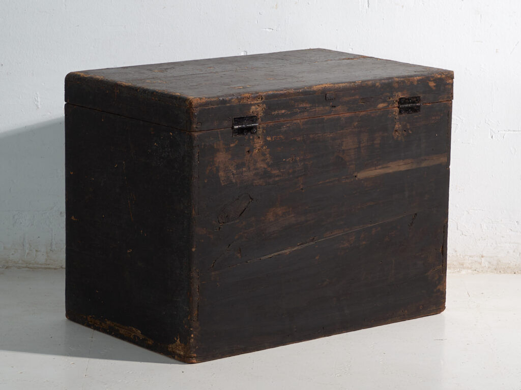 Antique chest painted in pine wood – China, around 1900