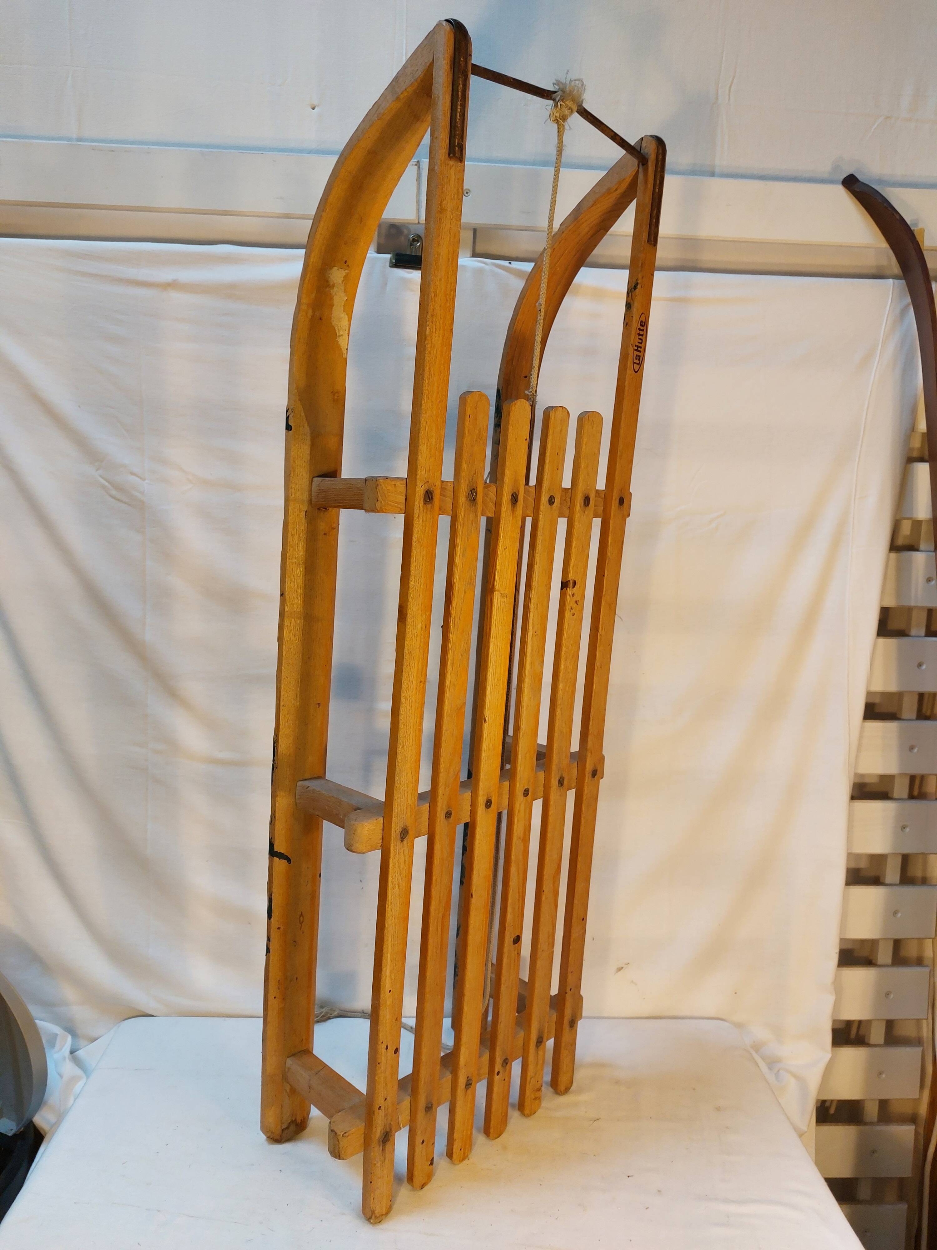 Vintage solid beech sled signed La Hutte - 110 cm