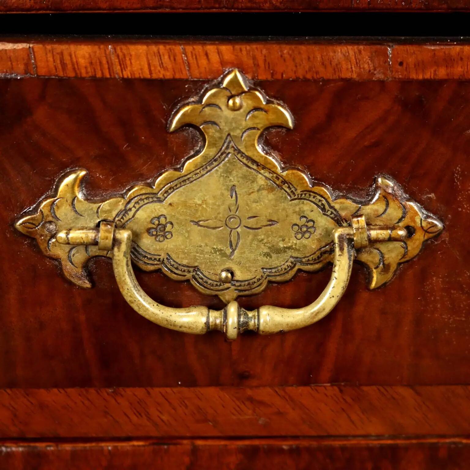 Antique Chippendale writing desk in walnut, oak, and fir, 18th century.