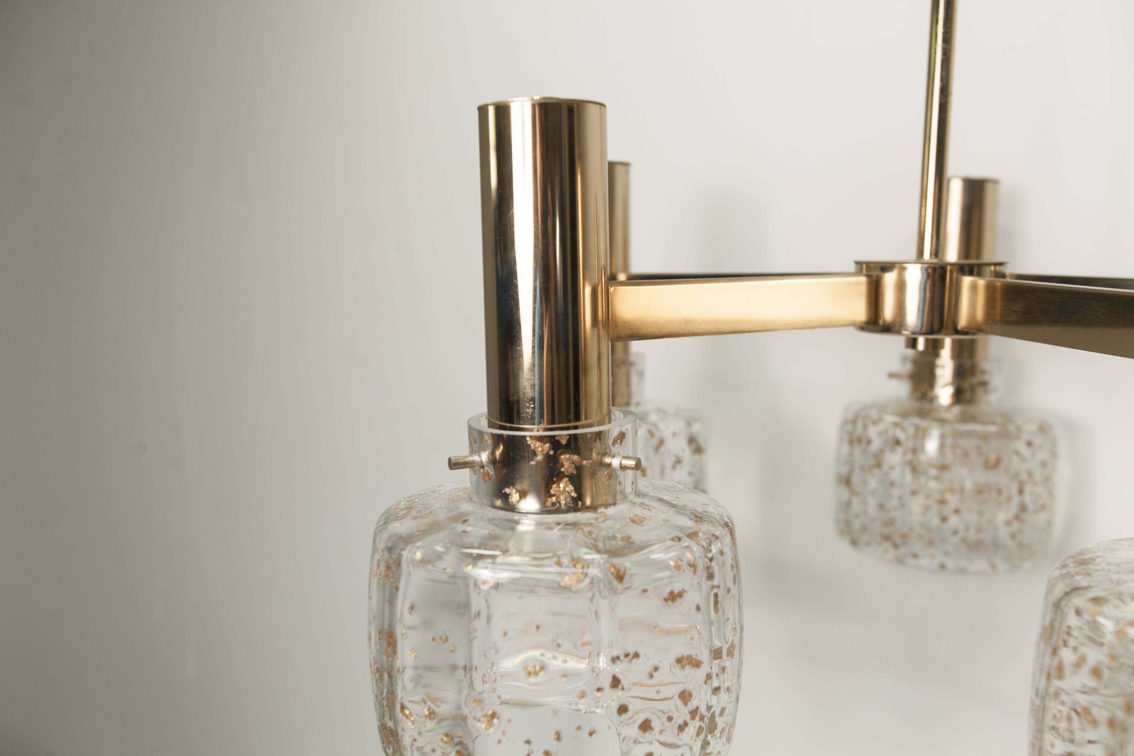 Lustre 5 branches doré et verre soufflé à paillettes dorées 1960