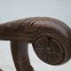 Fauteuil danois à haut dossier des années 1930, en maille, velours et bois de chêne sculpté.