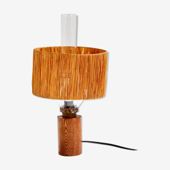 Table lamp with raffia shade