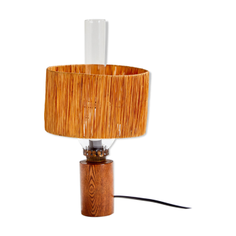 Table lamp with raffia shade
