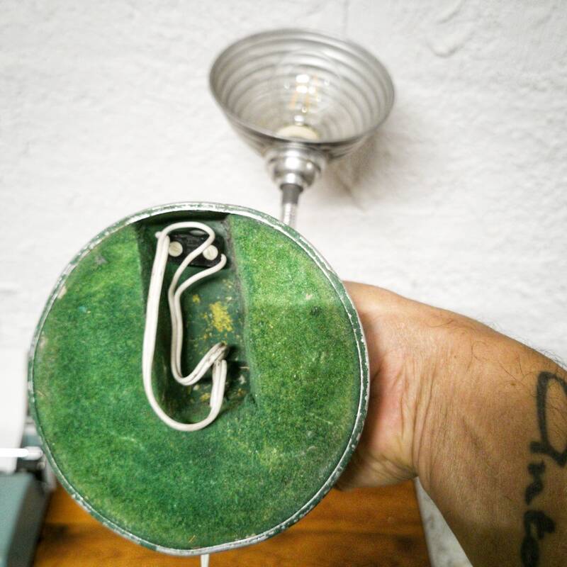 Articulated aluminum desk lamp