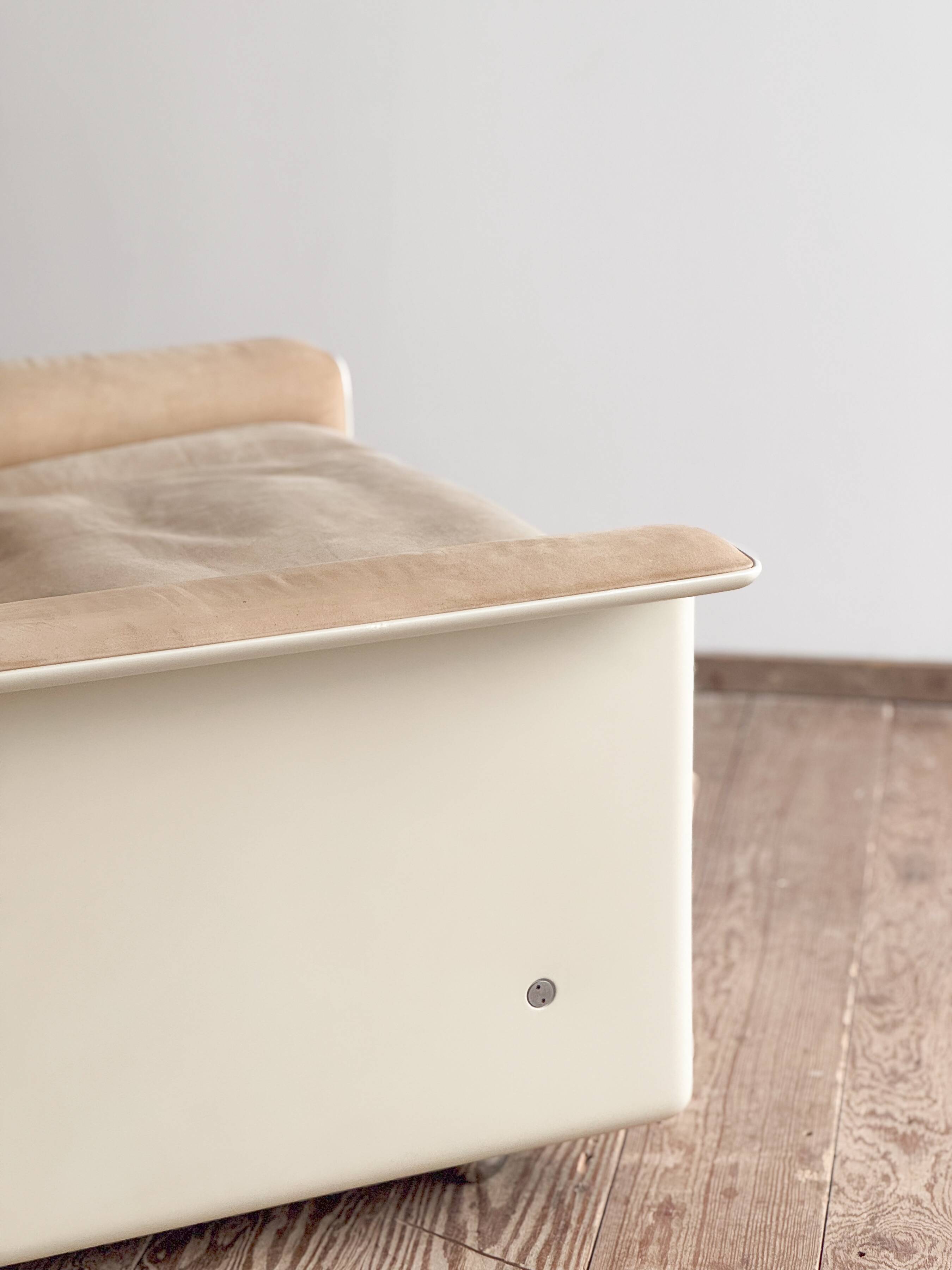 Fauteuil design 620 en cuir suédé beige par Dieter Rams, Vitsœ, Mid-Century