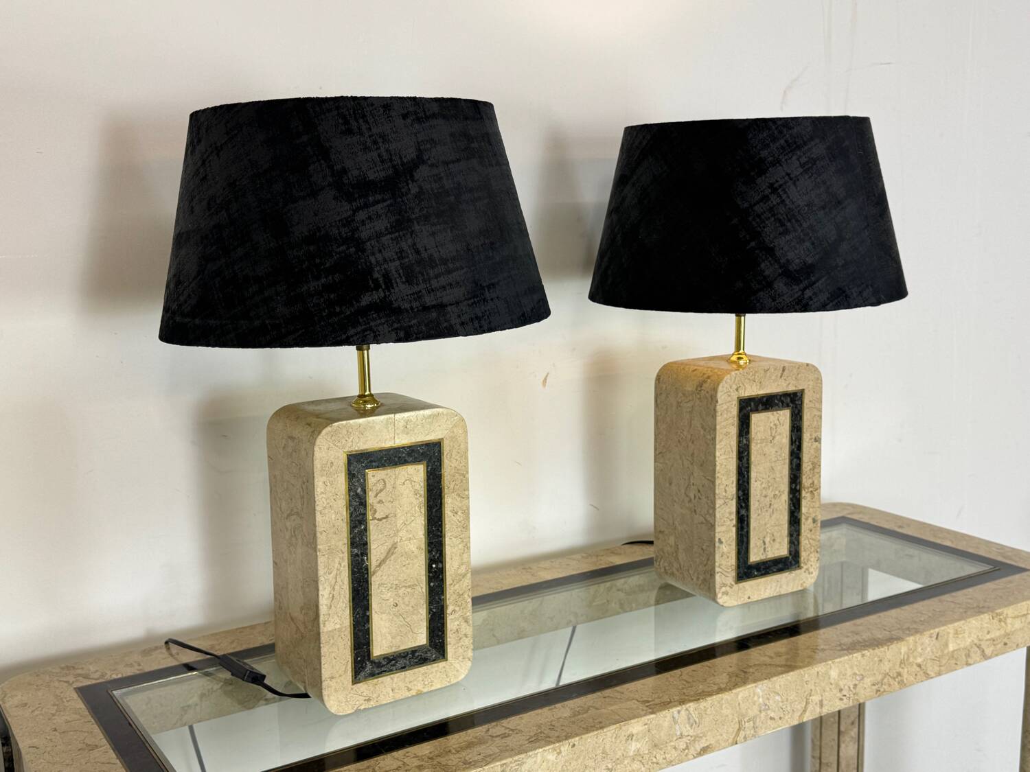 Table lamps in travertine and brass, Regency style, Maitland Smith, 1980.