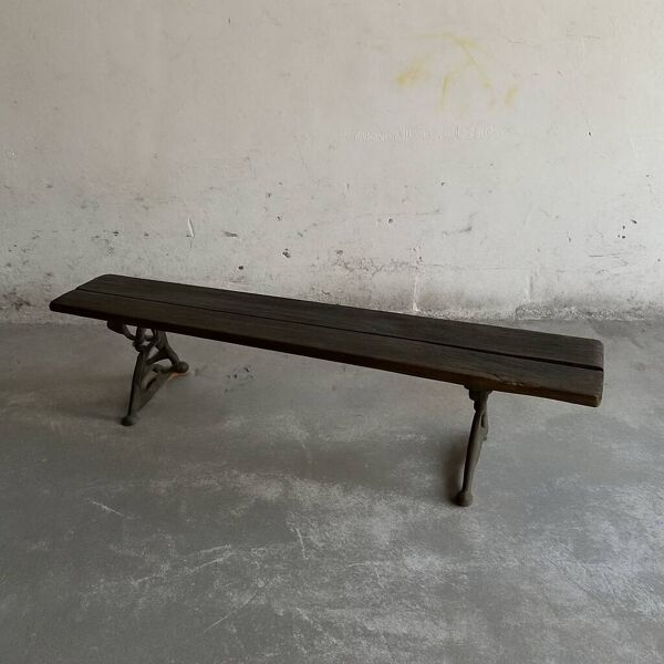 Banc de jardin ancien en bois brun foncé et fonte noire avec assise en bois massif patiné