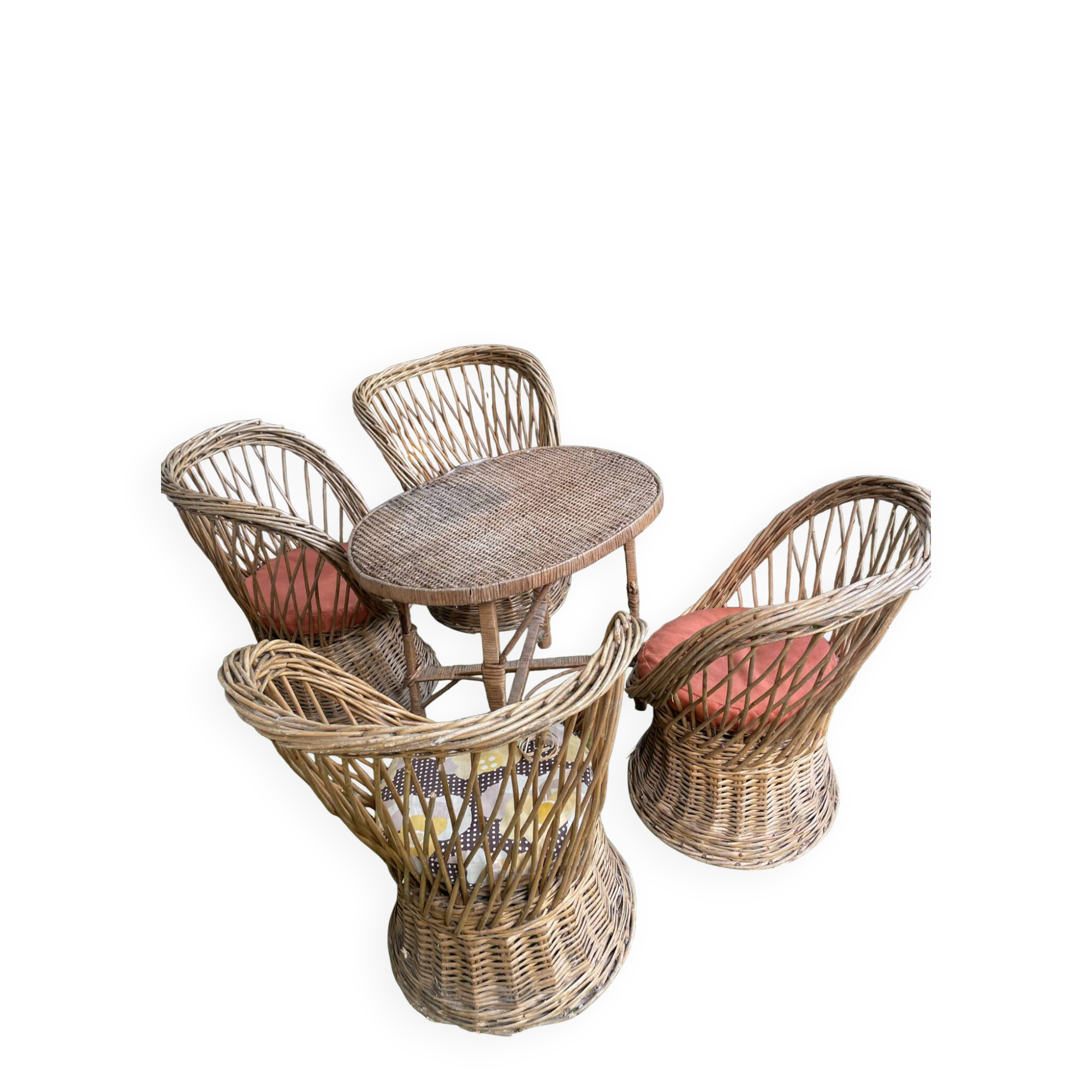 Very beautiful vintage rattan set: 4 armchairs and a table (75/57cm).