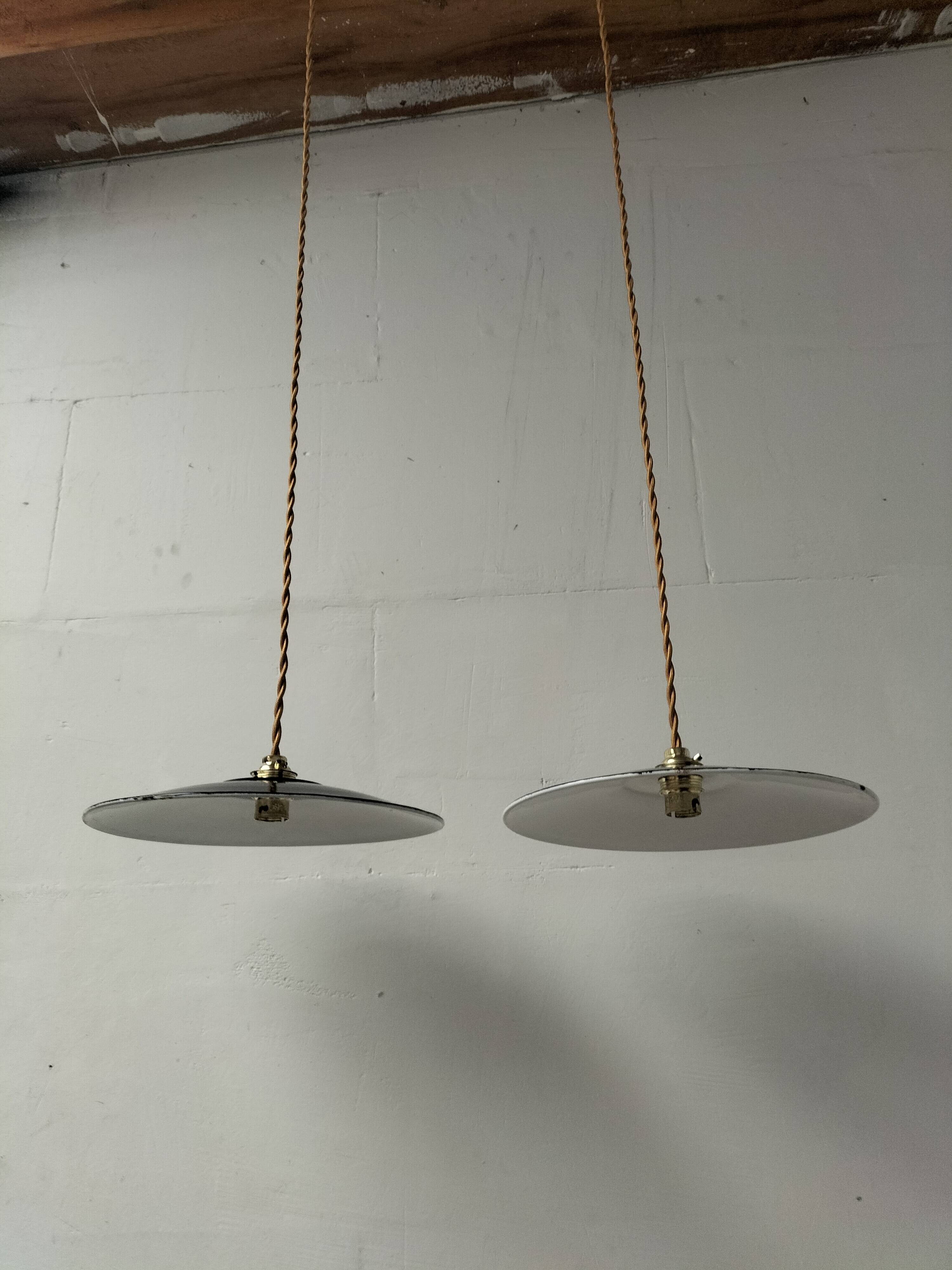 2 suspensions en tôle émaillée