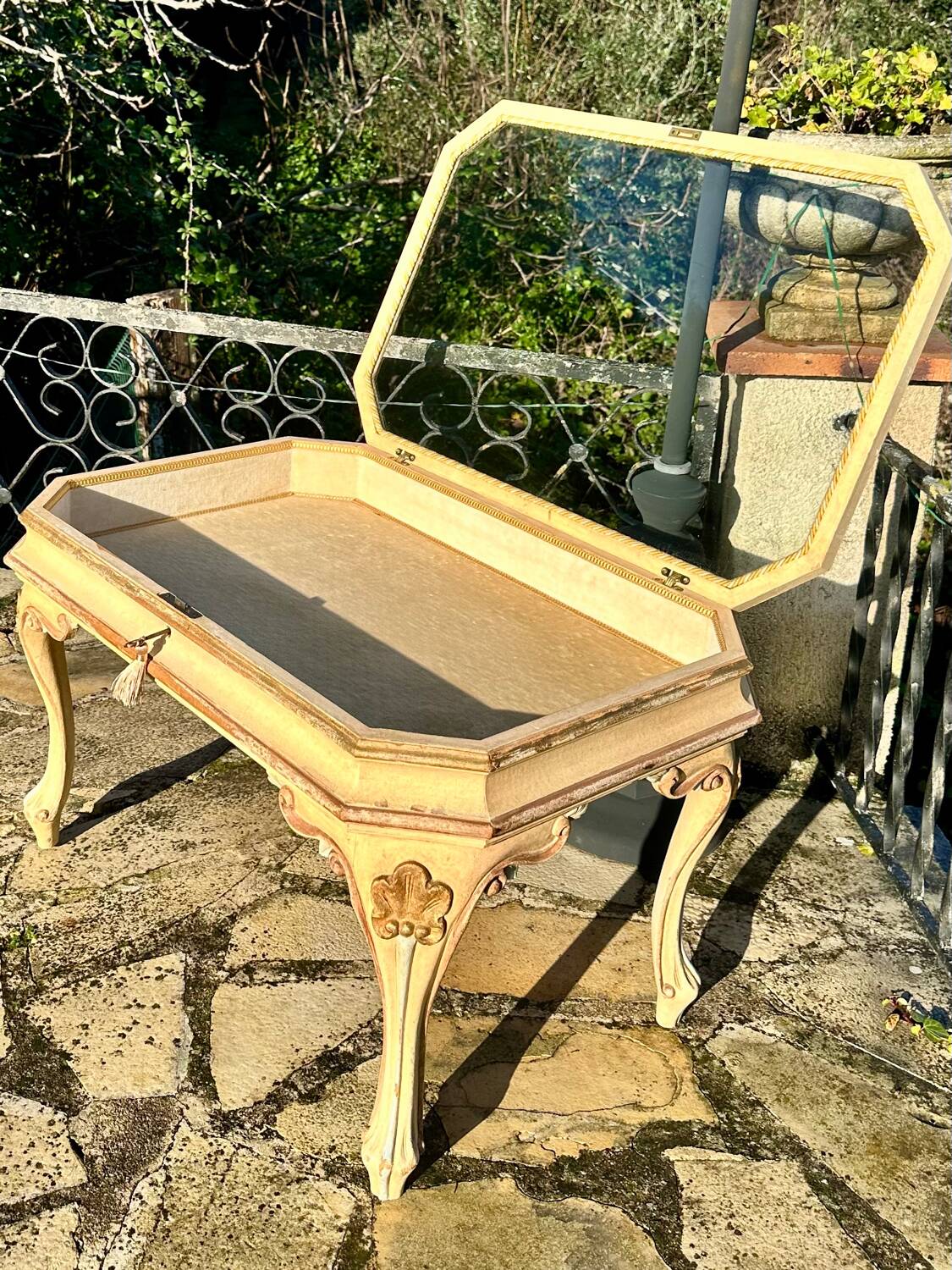 Coffee table/display cabinet in painted polychrome wood.