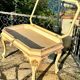 Table basse, vitrine d’exposition en bois peint polychrome