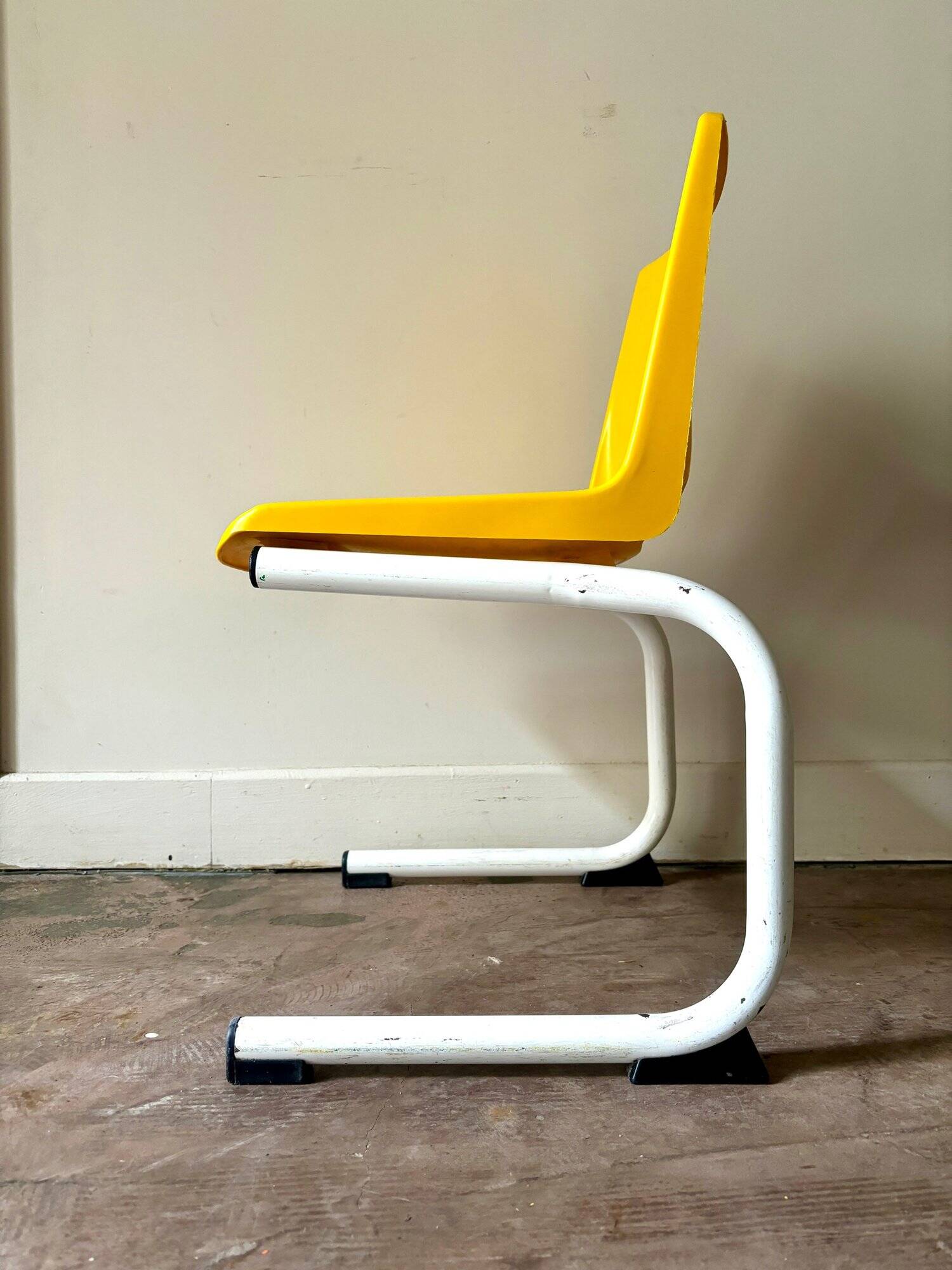 Children's chair in white metal and yellow plastic