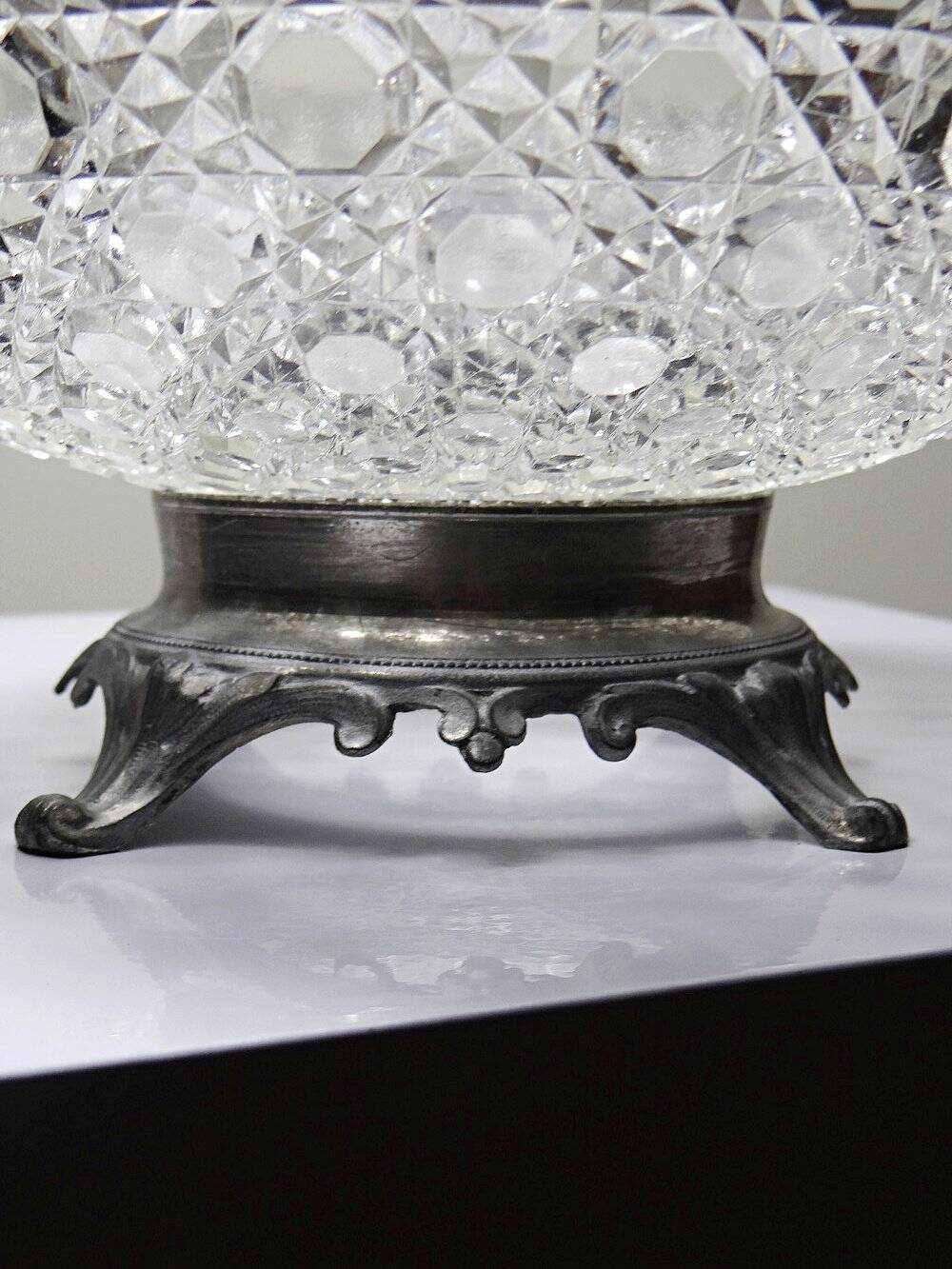 Coupe en verre pressé pointes diamants et étain, 1920-1950