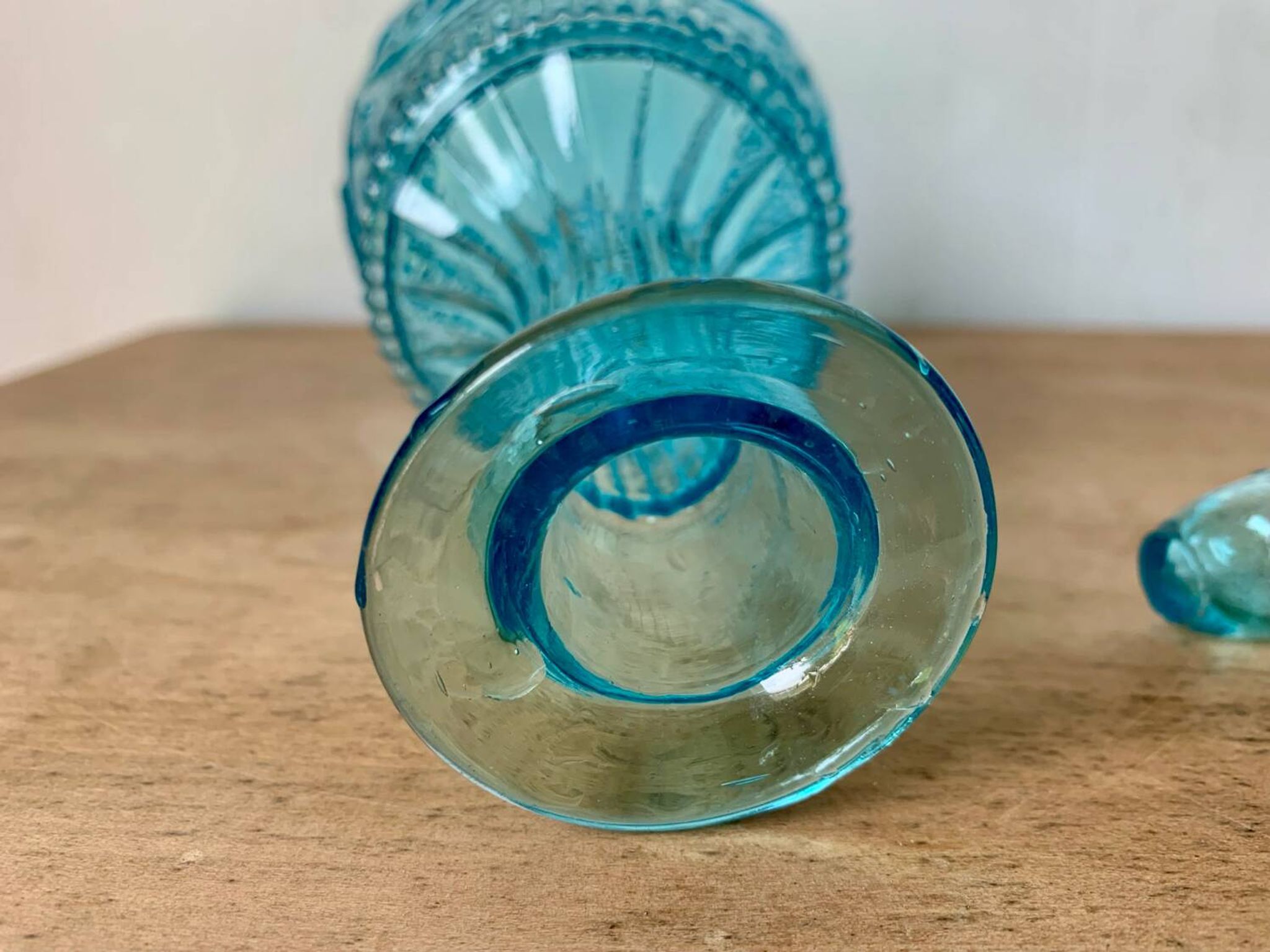 Carafe ancienne en verre moulé bleu turquoise
