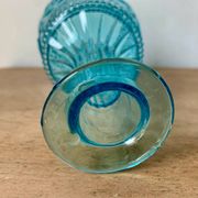Carafe ancienne en verre moulé bleu turquoise