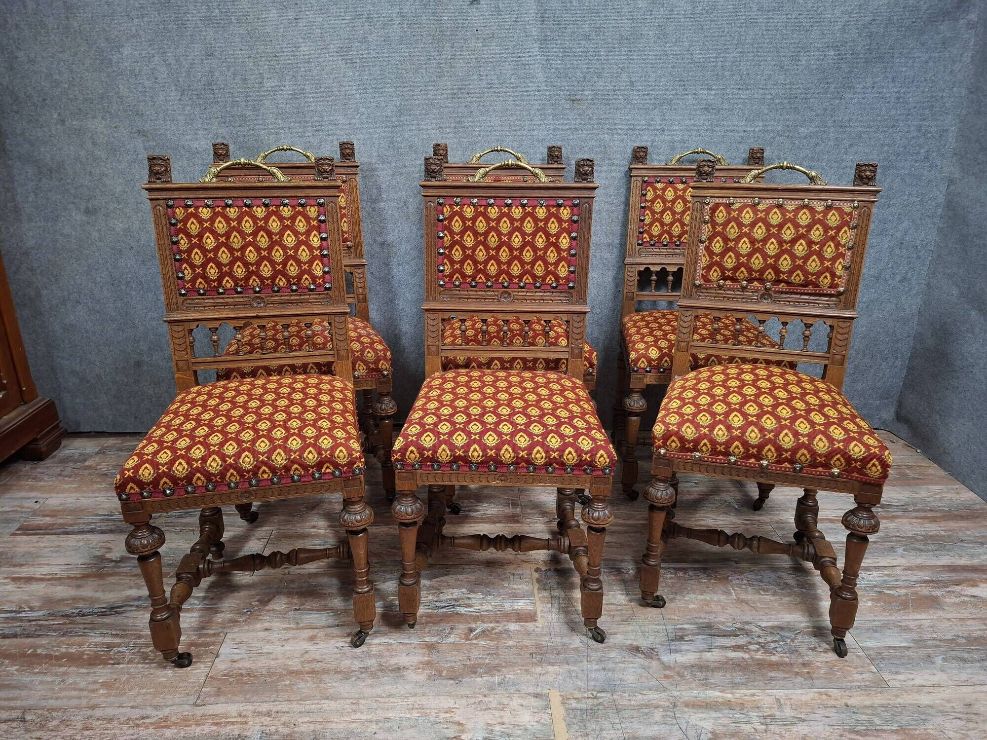 Suite de six chaises en chêne sculpté, de style Renaissance, XIXeme.
