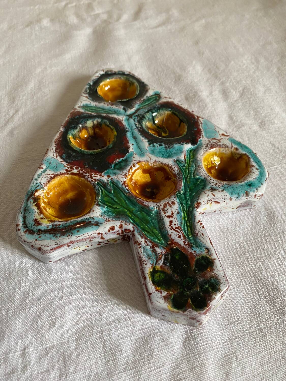 Artisanal snail plate in glazed earthenware