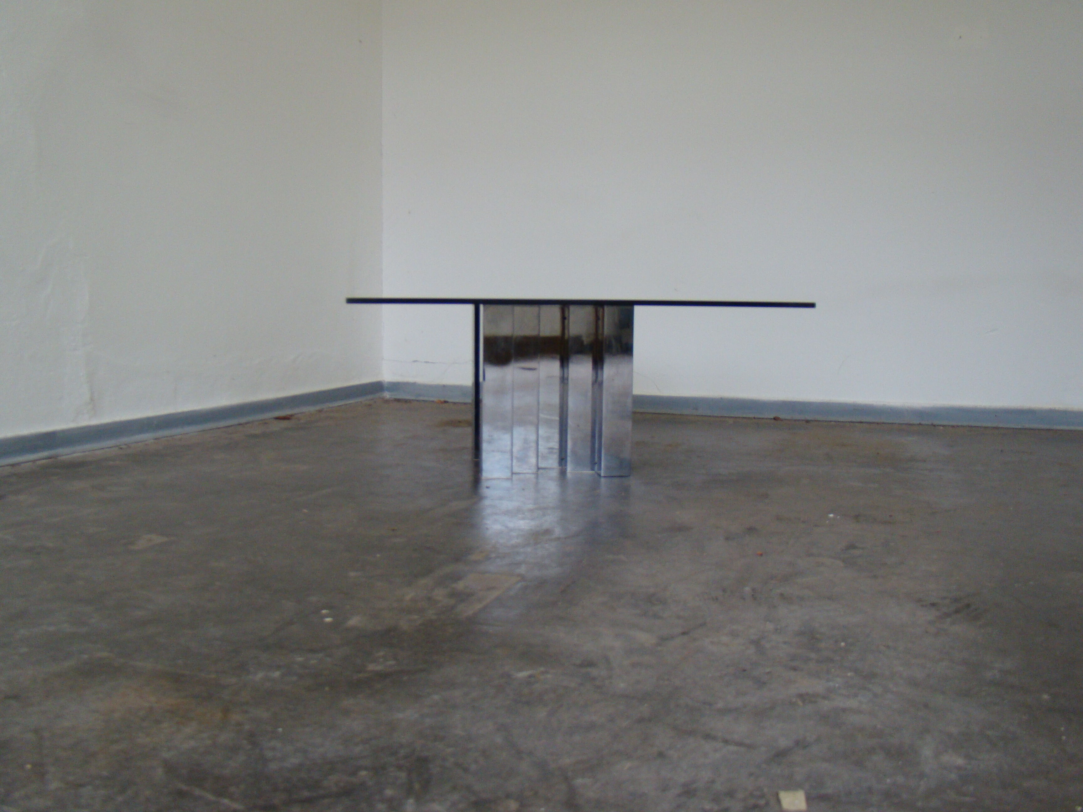 Table basse en verre fumé et chrome 1970