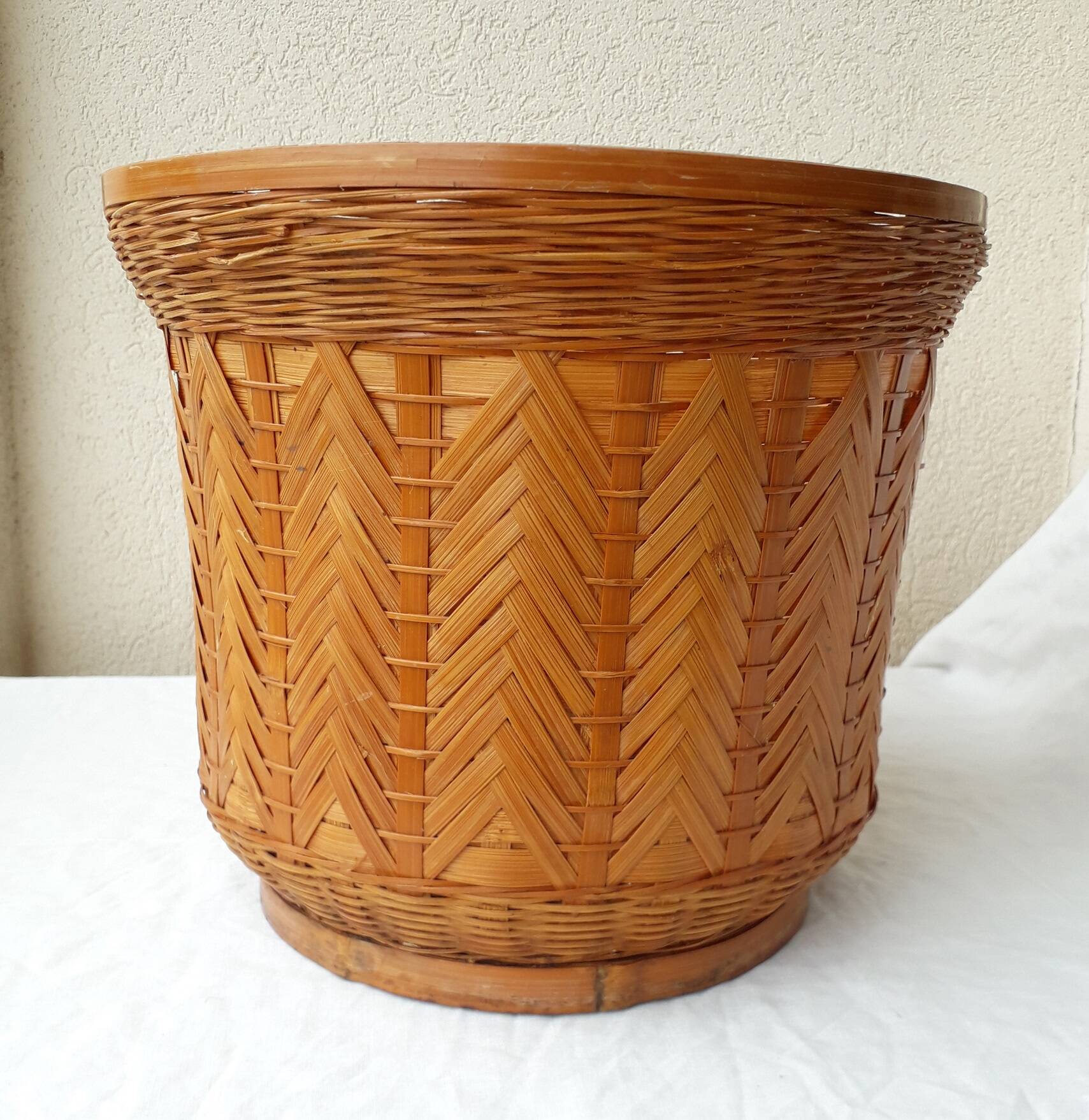 Wicker cache-pot