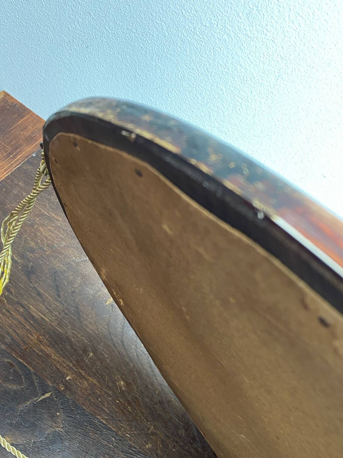 Miroir en bois et plâtre, décor fleuri, Art Déco