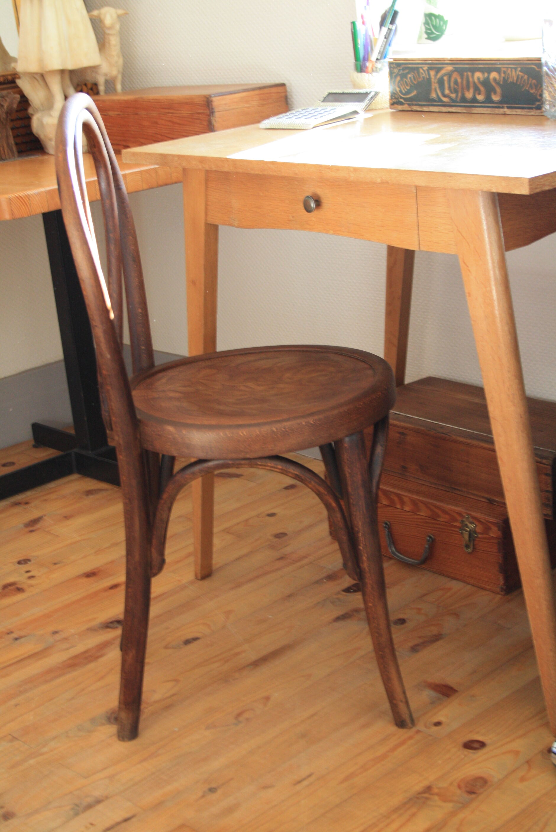 Thonet bistro chair N°18 curved wood-relief pattern on the seat