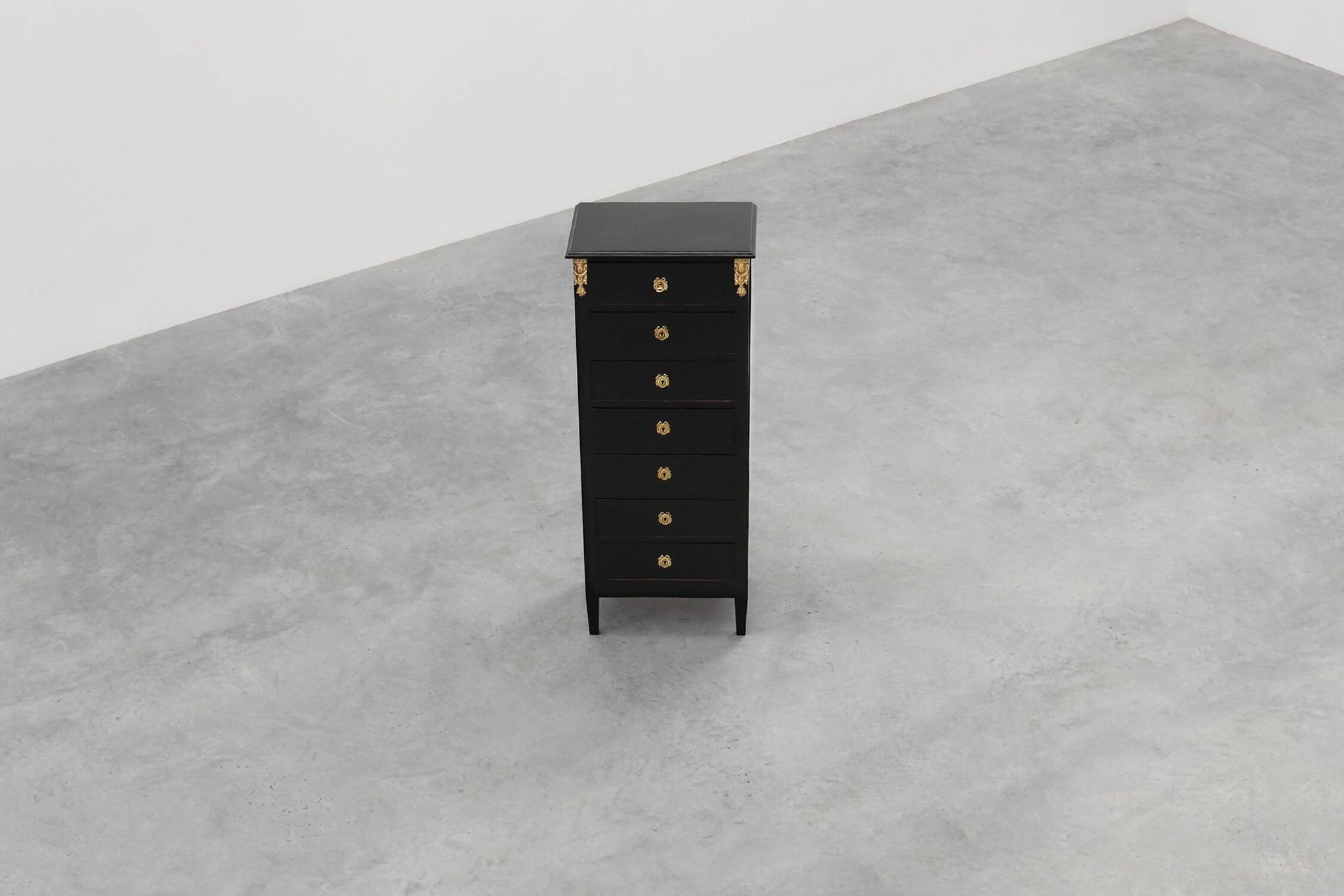 20th Century Louis XV-Style Black Lacquered Chest of Drawers with brass Mou