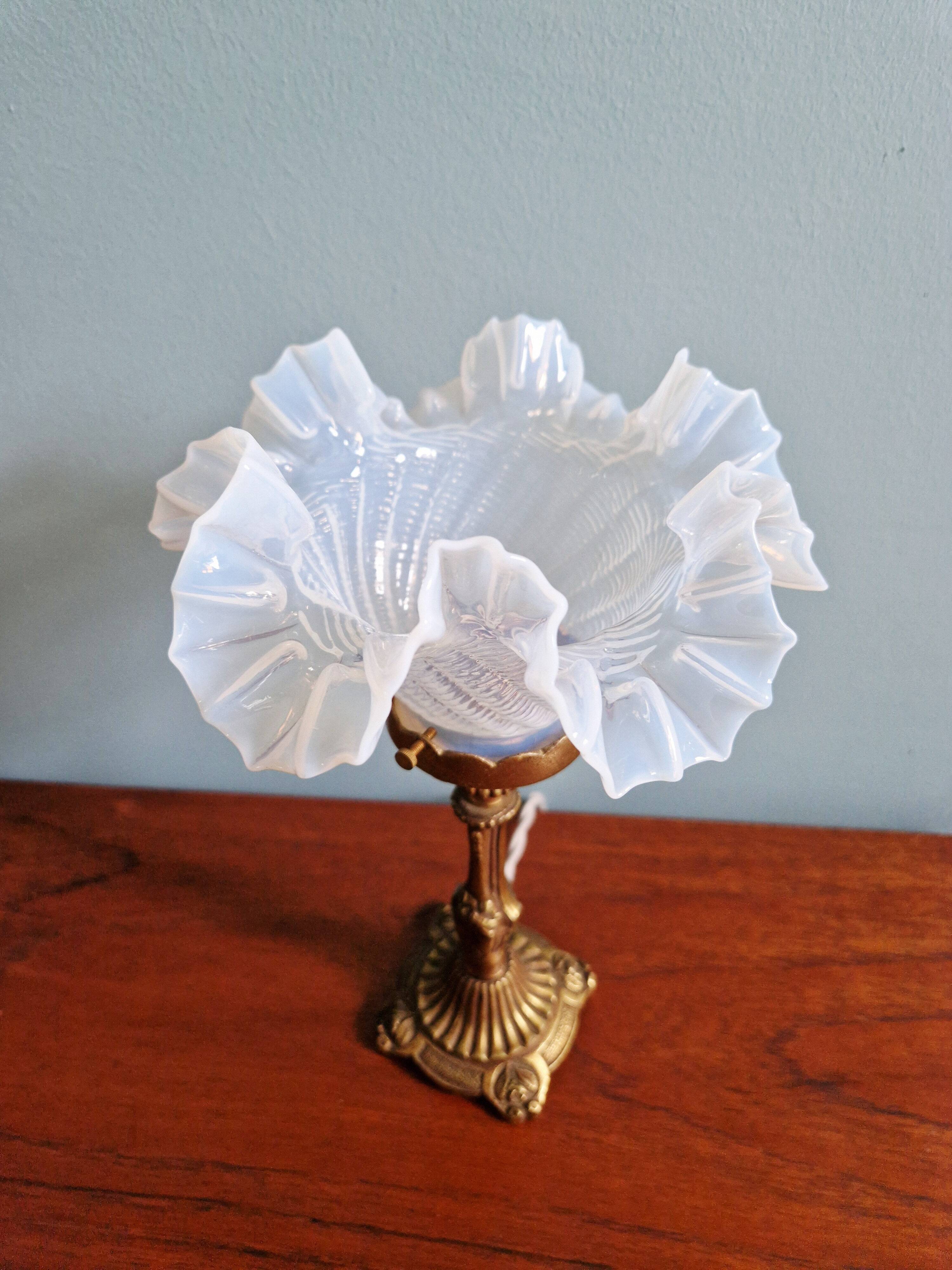 Table lamp in gilded bronze with opalescent glass shade, early 20th century.