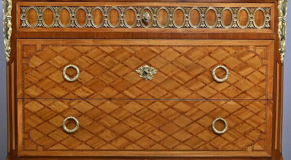 Commode Sauteuse en Marqueterie, style Transition Louis XV Louis XVI – Débu