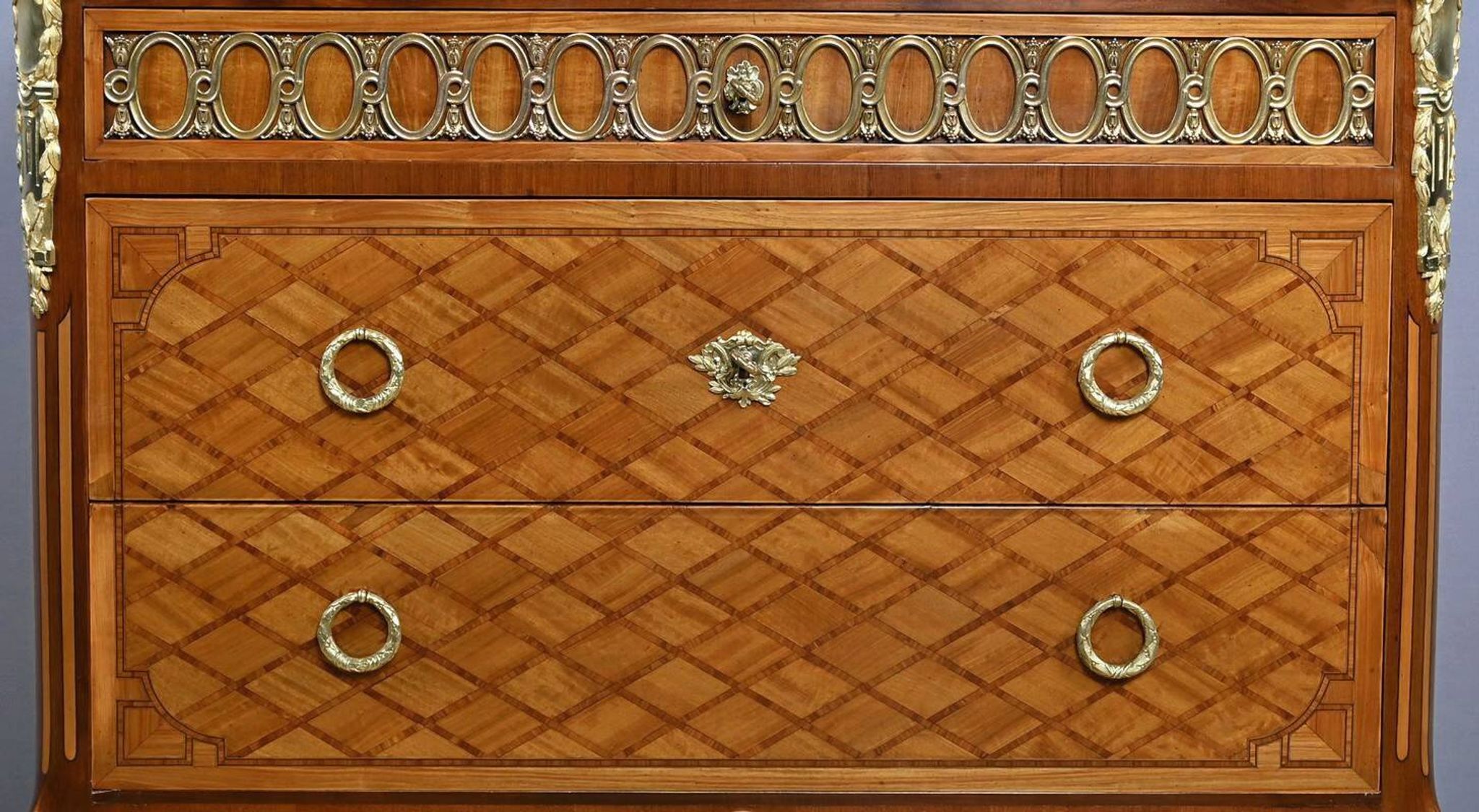 Commode Sauteuse en Marqueterie, style Transition Louis XV Louis XVI – Débu