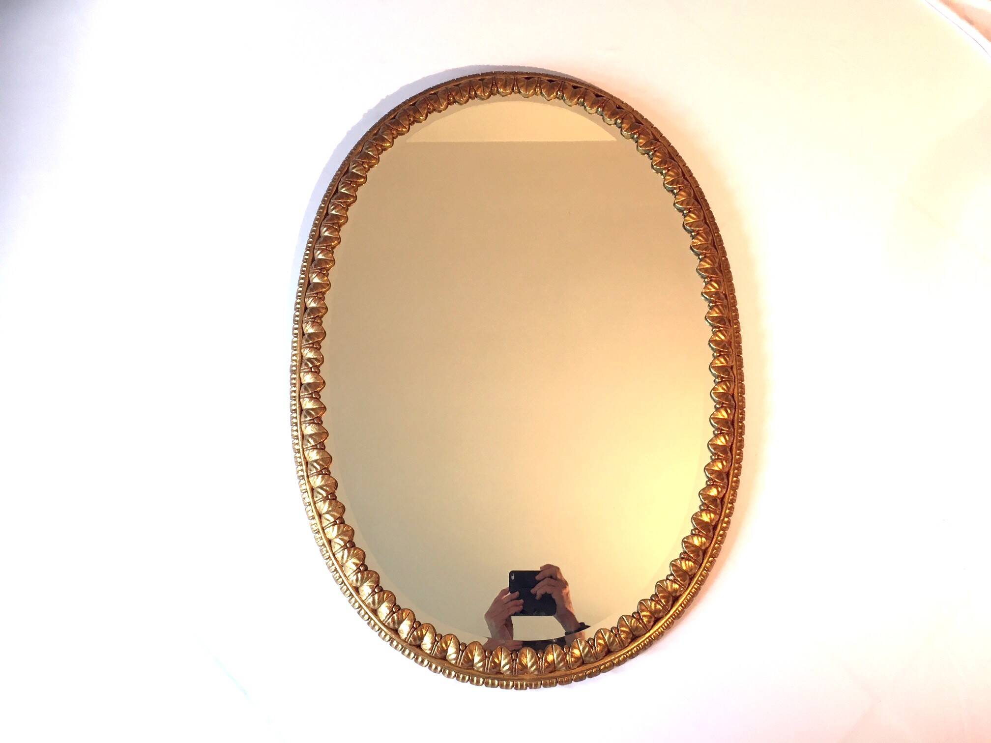 Miroir doré à décor de feuilles d'eau et de palmettes
