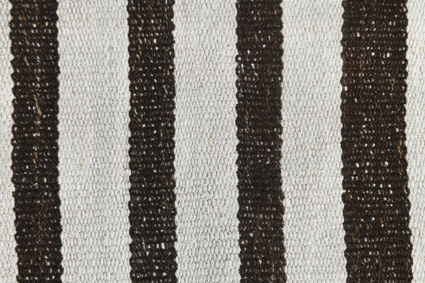 Tapis Kilim moderne rayé blanc et marron foncé