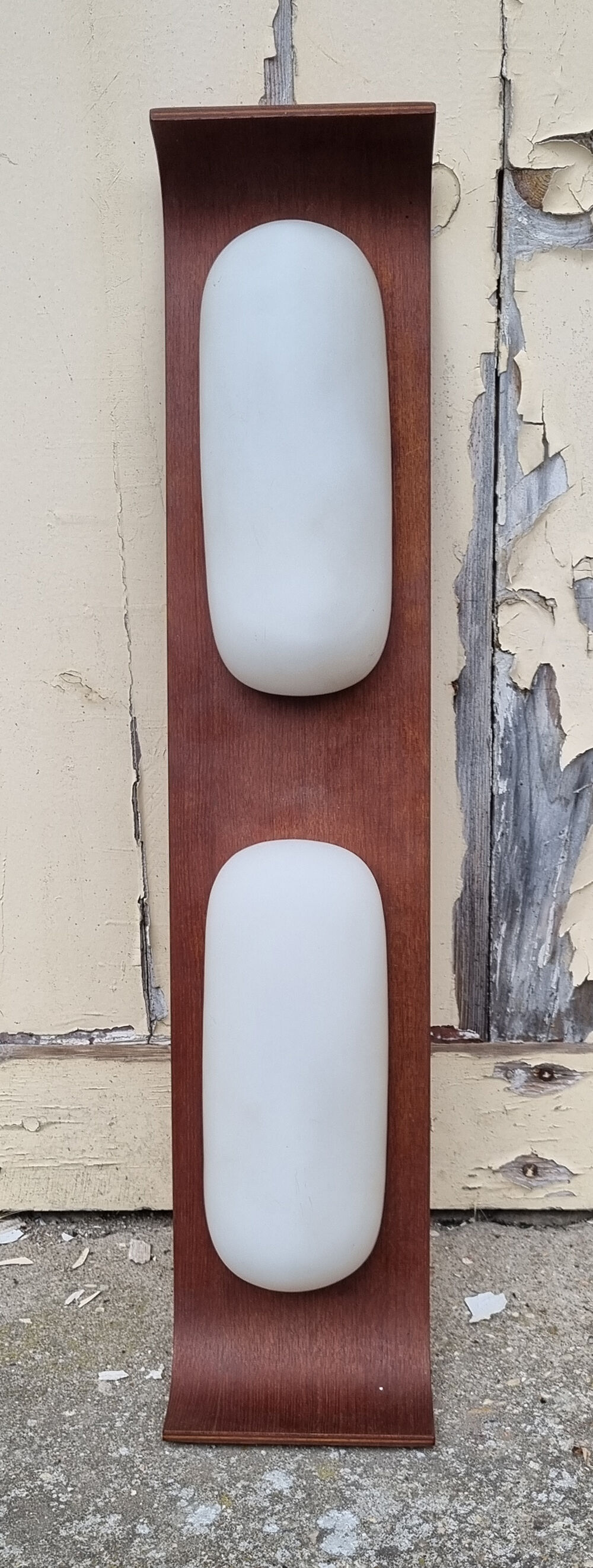 Teak and opaline wall lamp, Goffredo Reggiani, Italy, vintage 1960