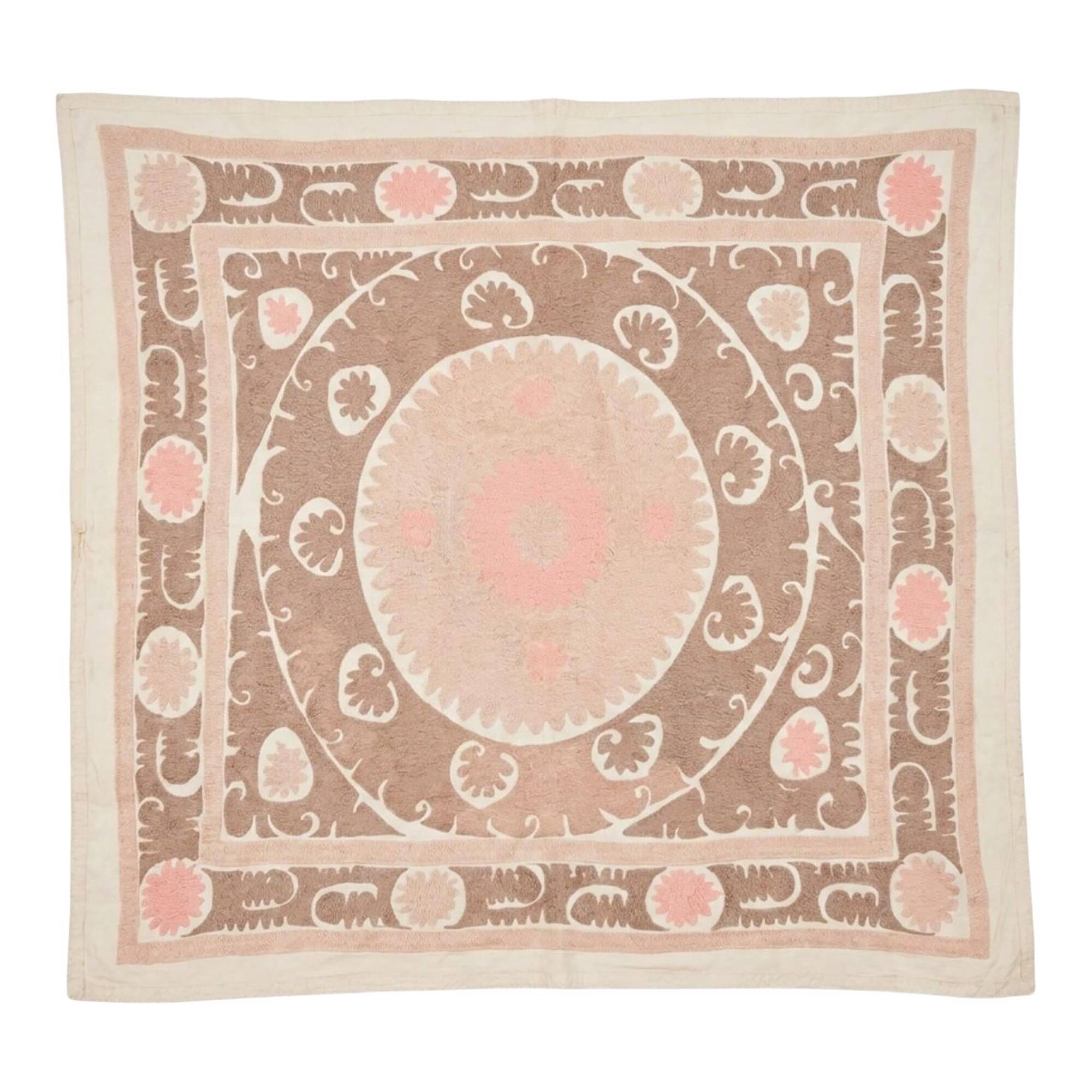Nappe brodée à la main vintage 127x137 cm