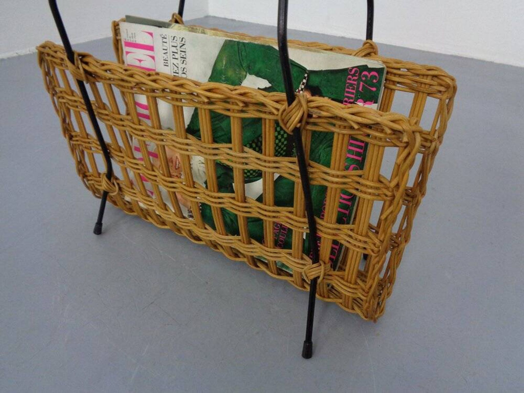 Magazine rack in filigree rattan and steel, 1960s