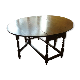 Gateleg table in cherry wood