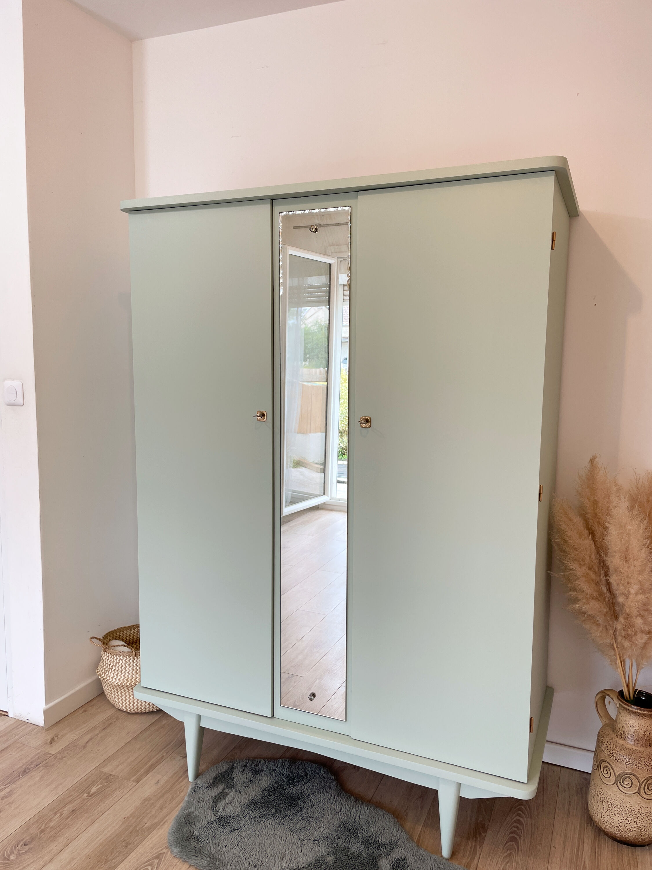 Armoire des années 70 revisitée - Vert pastel