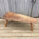 Banc brutaliste bois massif tripode
