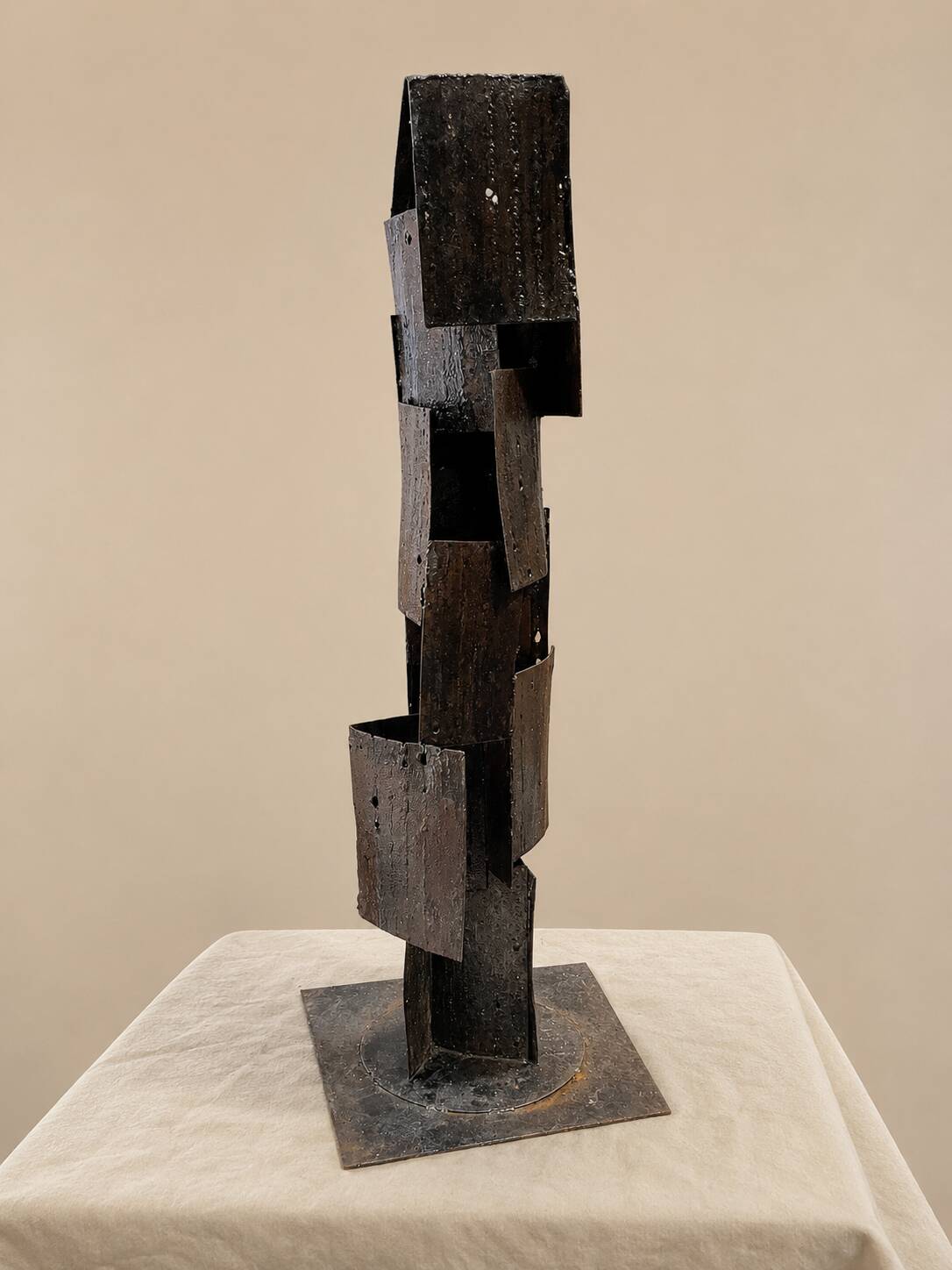 Sculpture brutaliste signée “kely” — acier soudé — 99 cm