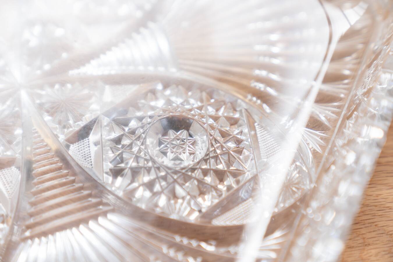 Square tray in Bohemian crystal, hand carved.