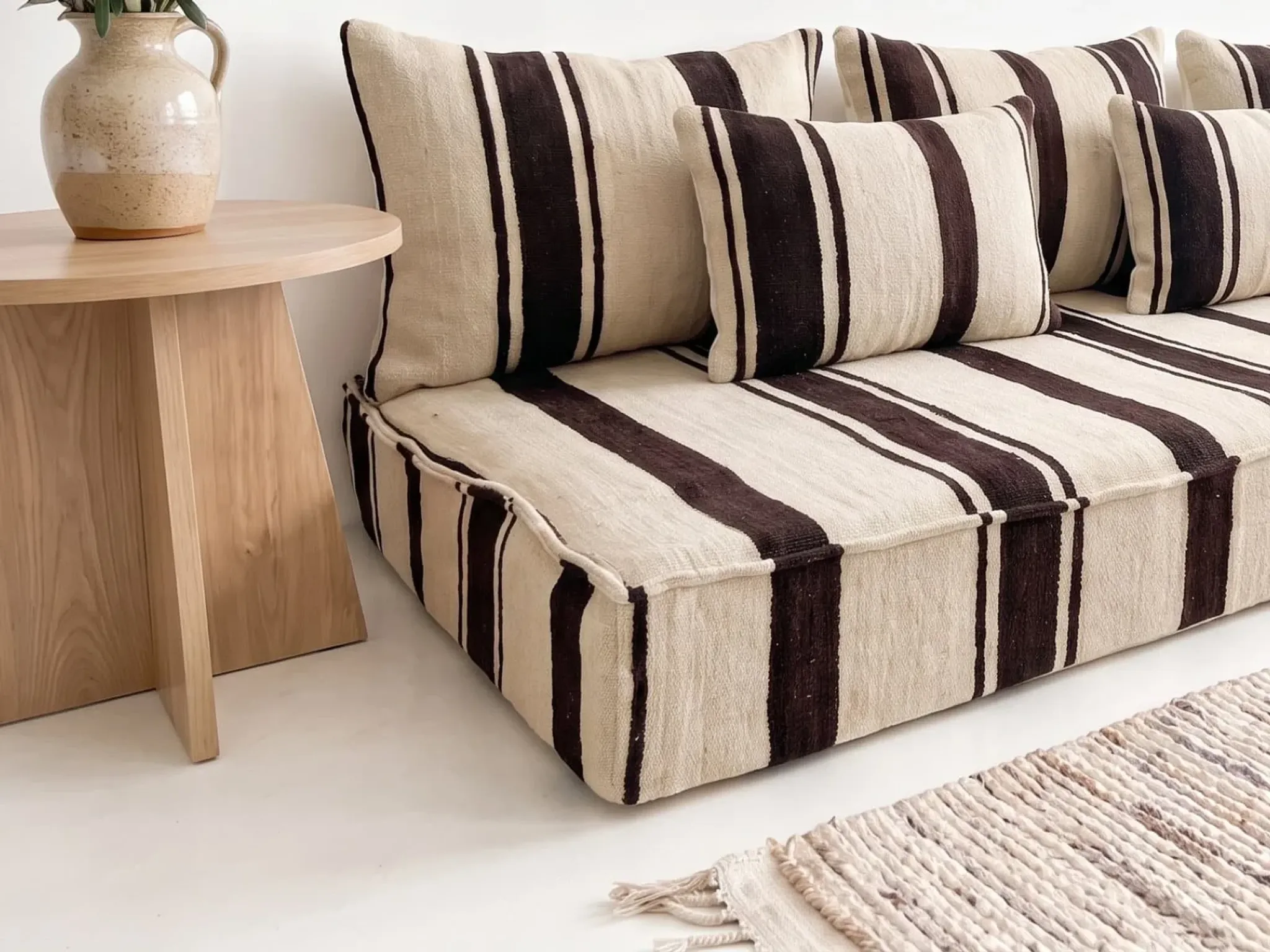 Coussin de sol en kilim rayé marron – laine tissée à la main, base crème