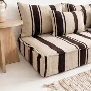 Coussin de sol en kilim rayé marron – laine tissée à la main, base crème