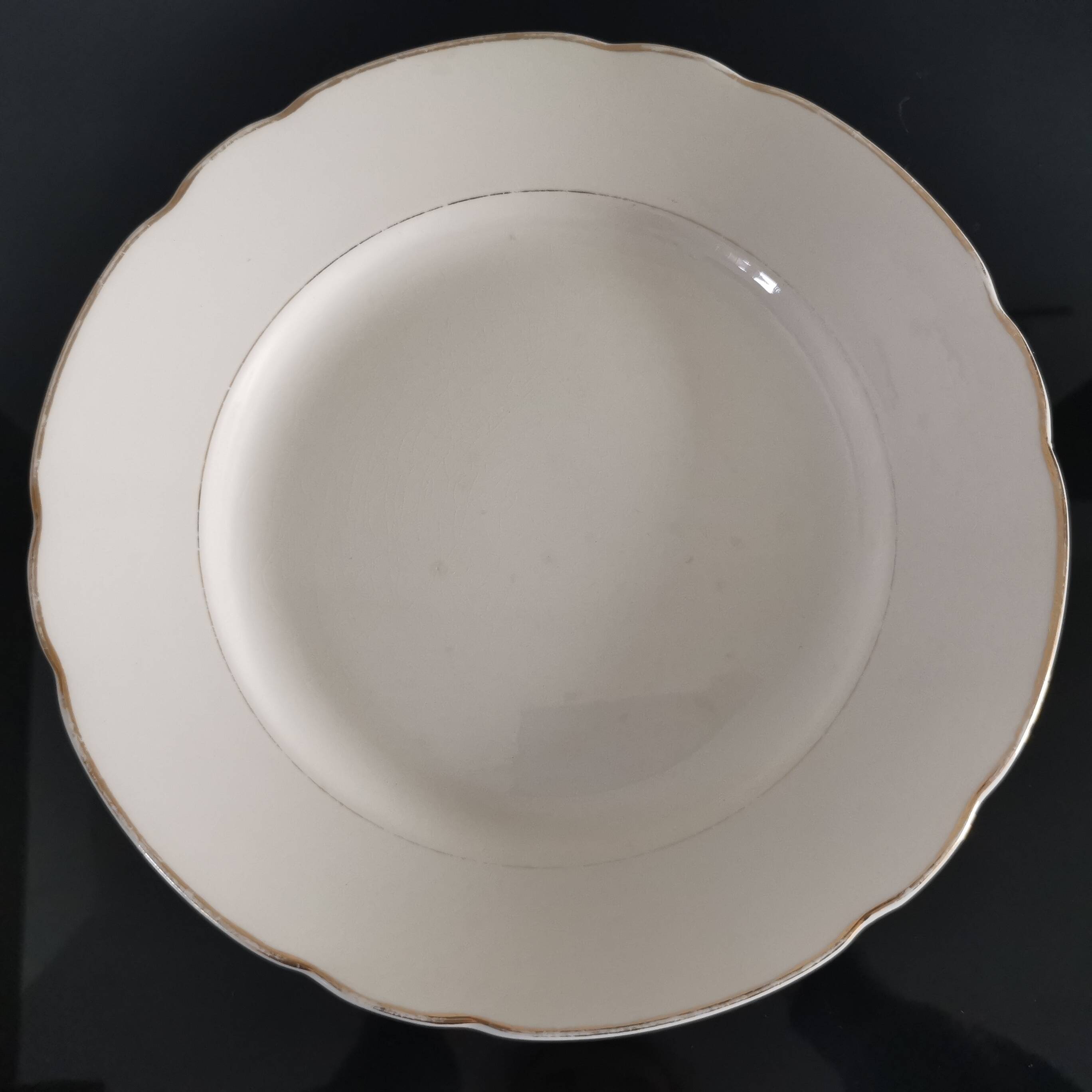 Set of 6 Villeroy and Boch flat plates in ivory color and gold edging