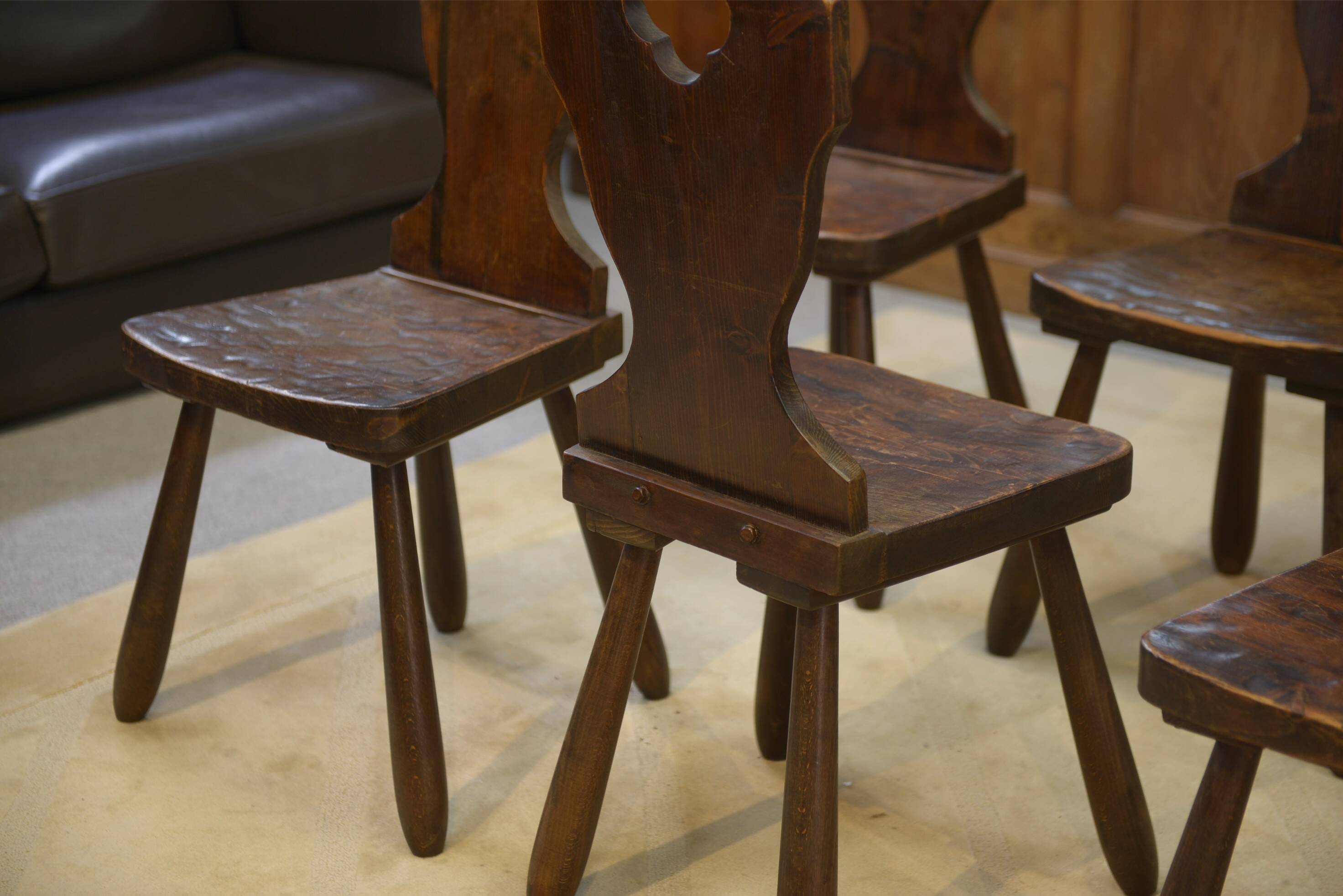 Ensemble de 8 chaises monastère 1950’s