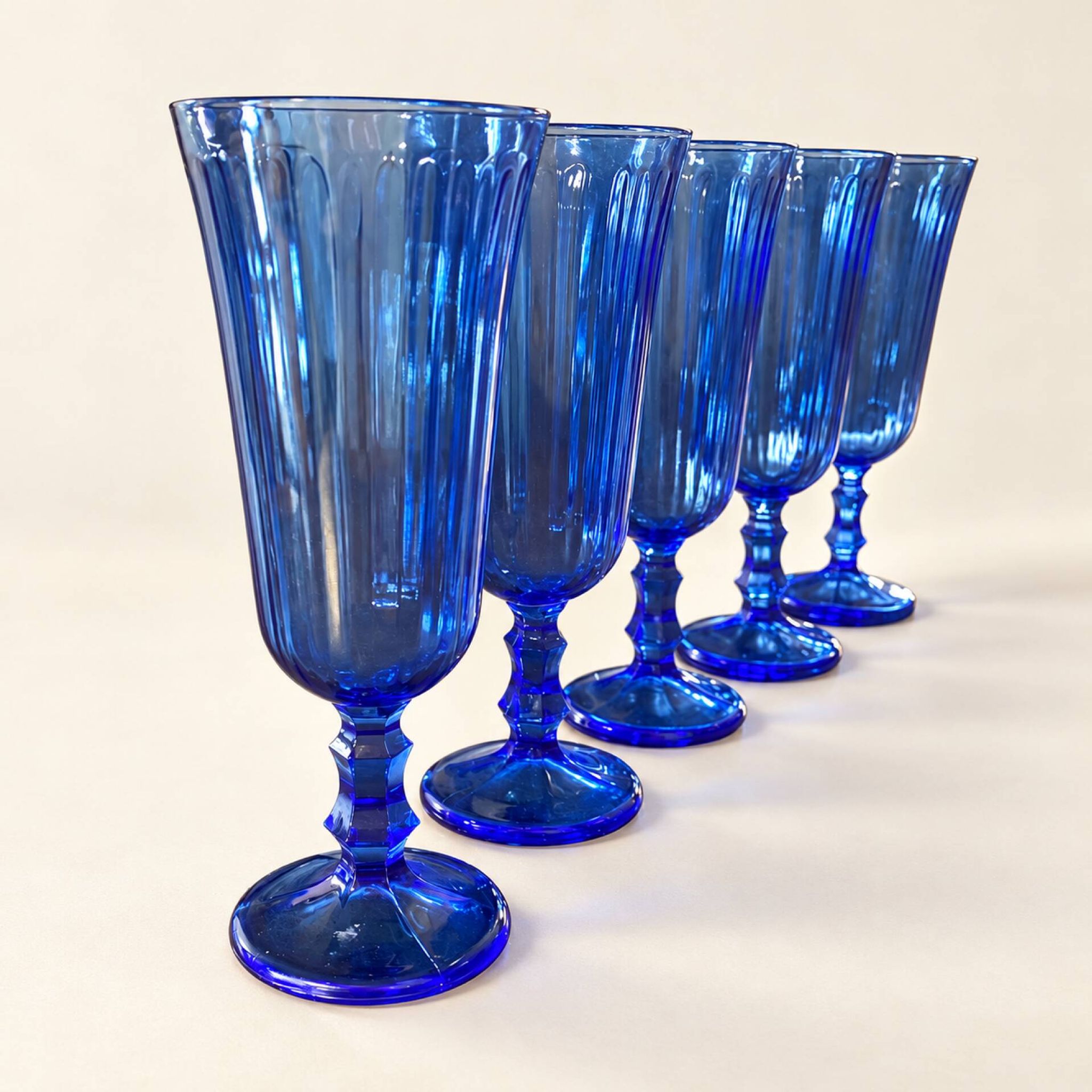 Lot de 5 flûtes à champagne en verre bleu à pied facetté