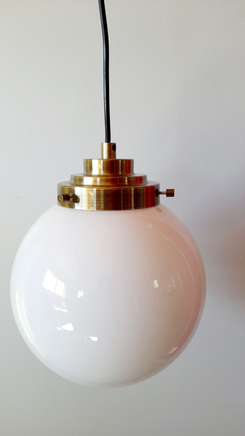 Opaline globe suspension